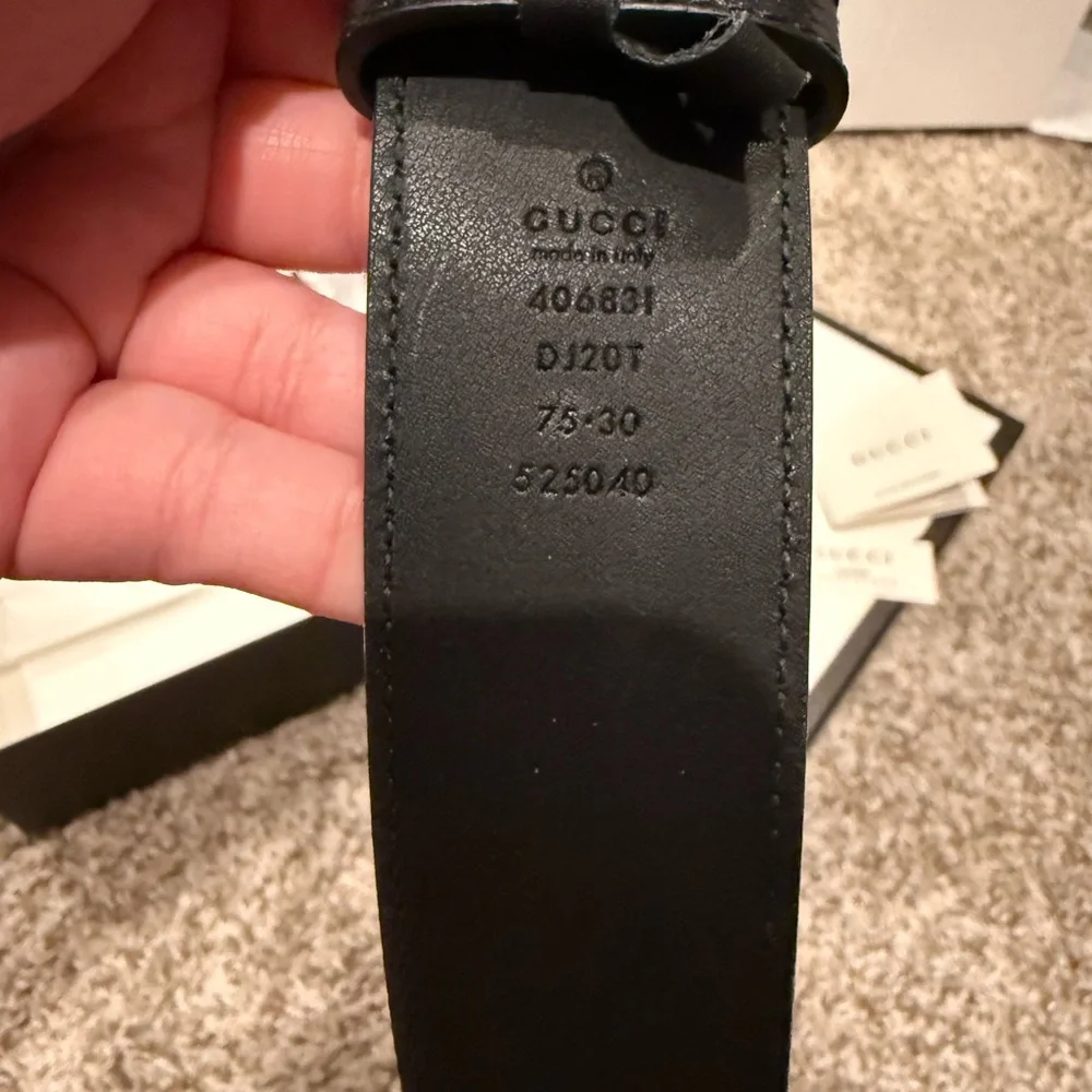 Gucci Women's Black Leather Belt with Gold GG Buckle - Picture 4 of 5